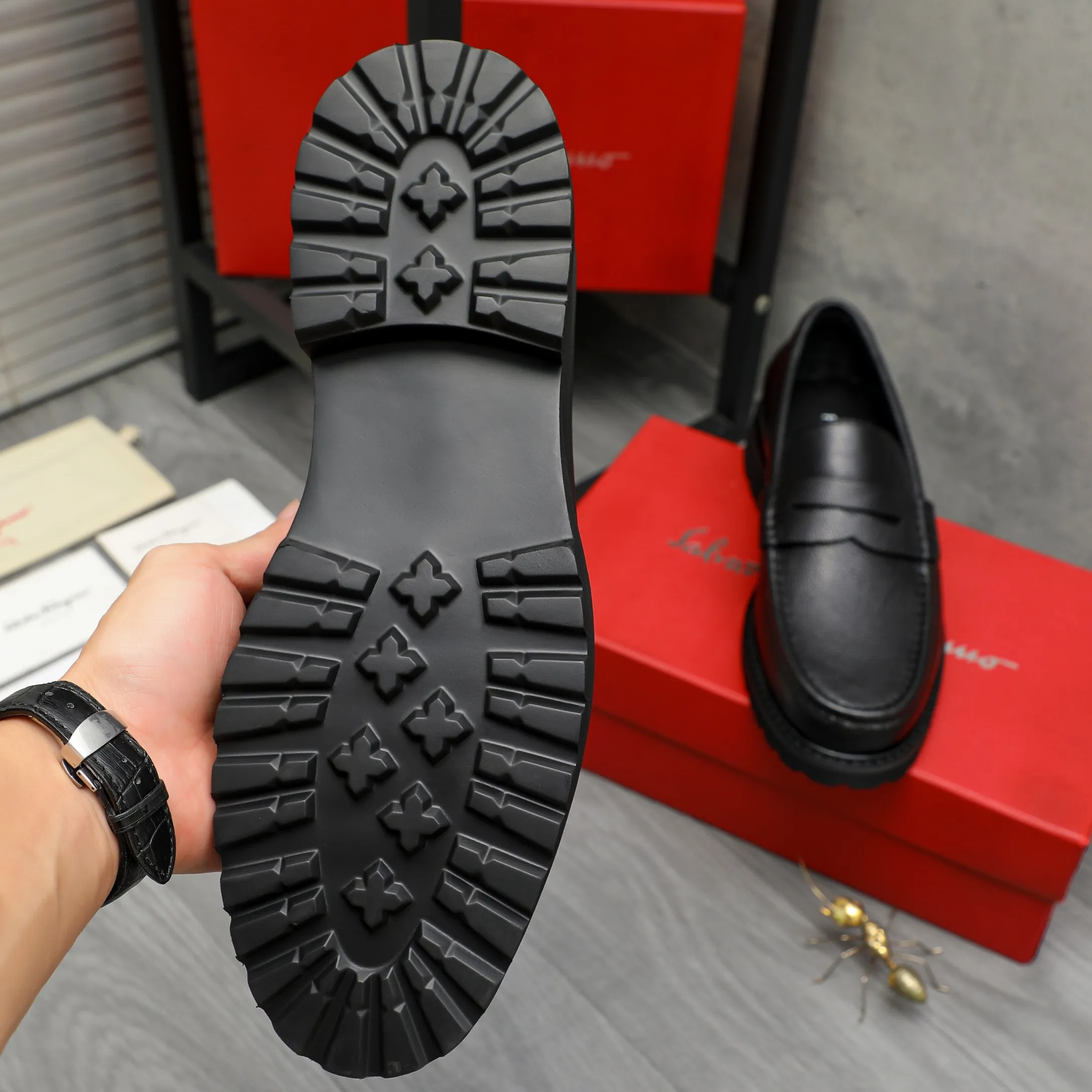 Men's shoes 💰442 Product trademark: Ferragamo "Ferragamo" business formal leather shoes Regular size: 38-46 (45.46 is custom-made and non-returnable) Product materials: Selected small pebbled cowhide upper, cowhide lining, non-slip rubber outsole